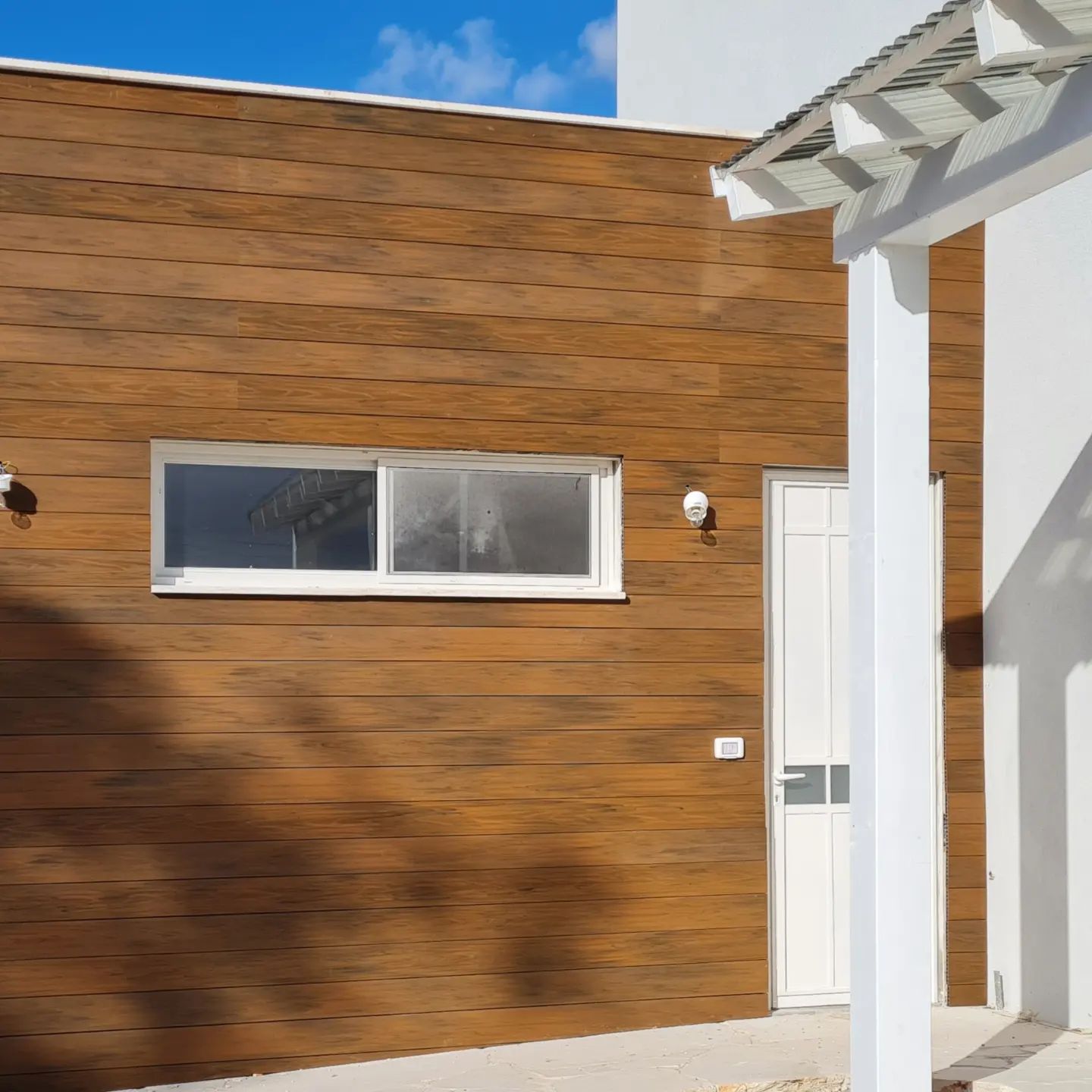 למה החדר שלי נשמע רועש ומלא הד? סופר דק - חיפוי קירות, חיפויים לקירות